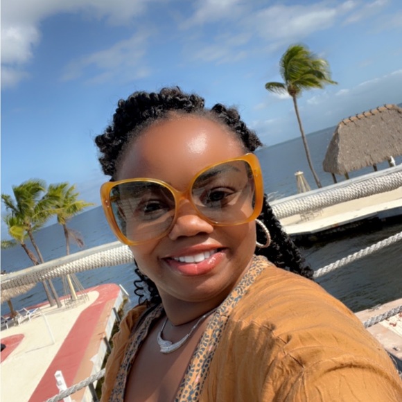 Meet your Posher, Taylor - Picture 3 of 3